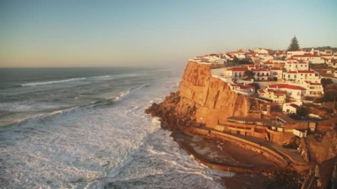 葡萄牙沿海城镇的空中无人驾驶飞机视图，在欧洲里斯本的辛特拉的住房市场，悬崖顶的房产和海岸的房屋，在普