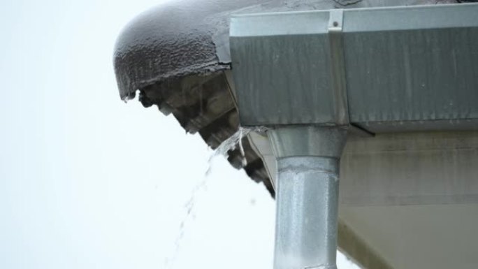 雨季，阴沟屋顶房屋倾盆大雨