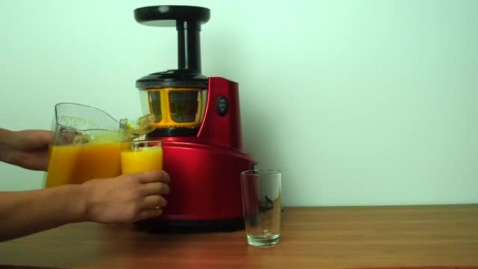 螺旋钻榨汁机螺旋制作橙子蔬菜汁。
