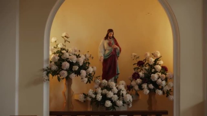 教堂拱门中的耶稣雕像，装饰有插花