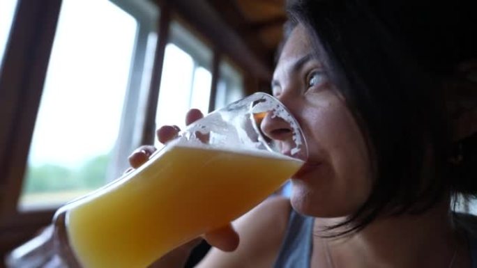 女人喝大生啤酒