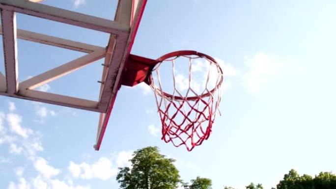 篮球网中的球特写复制太空蓝天