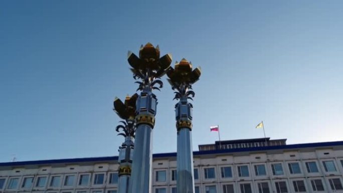 2019年6月4日，俄罗斯埃利斯塔——在当地政府大楼前，以列宁命名的埃利斯塔市中心广场，矗立着俄罗斯