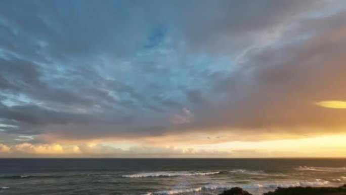 下午，从澳大利亚维多利亚州的朗斯代尔角向南看，巴斯海峡上空的乌云时间流逝。2022年5月4日。