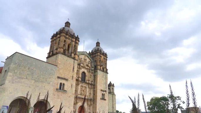 多莉在圣多明各教堂或圣多明各教堂的圣多明各教堂，由多米尼加骑士团于1551年用绿色采石场石头建造。被