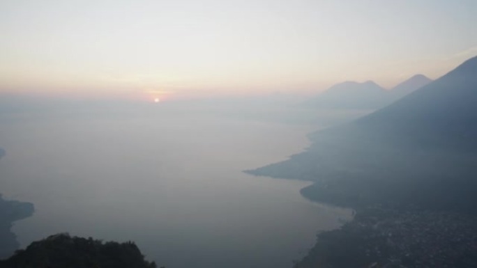 危地马拉阿蒂特兰湖日出时的风景