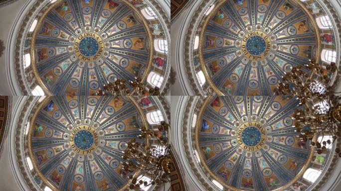 天主教堂美丽的带画的圆形天花板