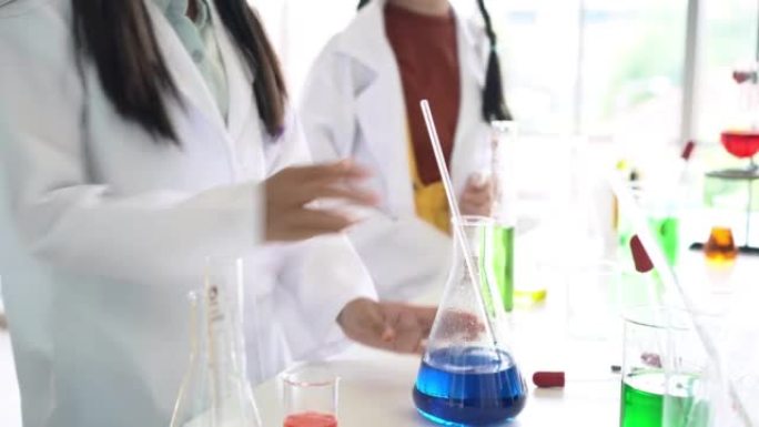 童年的学生和朋友在教室实验室学习科学