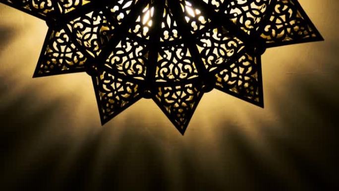 摩洛哥阿拉伯黄铜灯以复杂的图案点亮。奢华的生活方式，室内背景镜头。