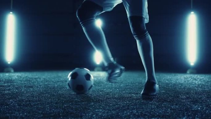熟练的足球运动员练习运球练习，腿部和球的特写镜头，慢动作