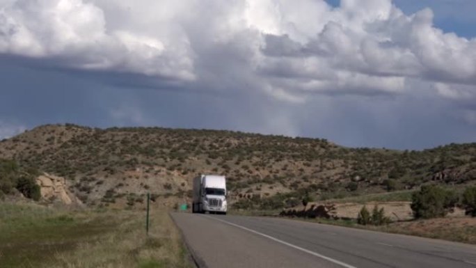 半卡车沿着州际公路行驶，在科罗拉多州和犹他州之间交付，关闭视频剪辑
