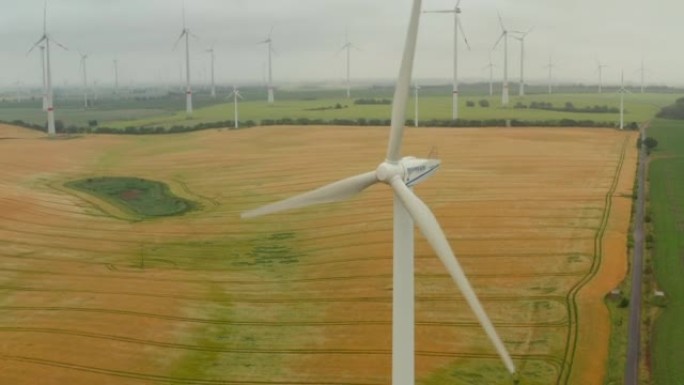 风力涡轮机旋转转子的高镜头。风电场以可再生能源为背景。绿色能源、生态和减少碳足迹概念