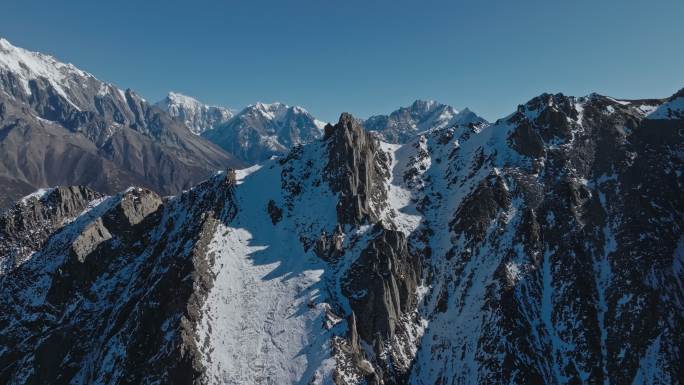 西藏林芝甲应村梅里雪山山脊线