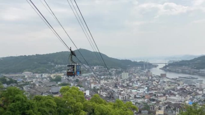 仙光寺山索道上升。在尾道市的背景中