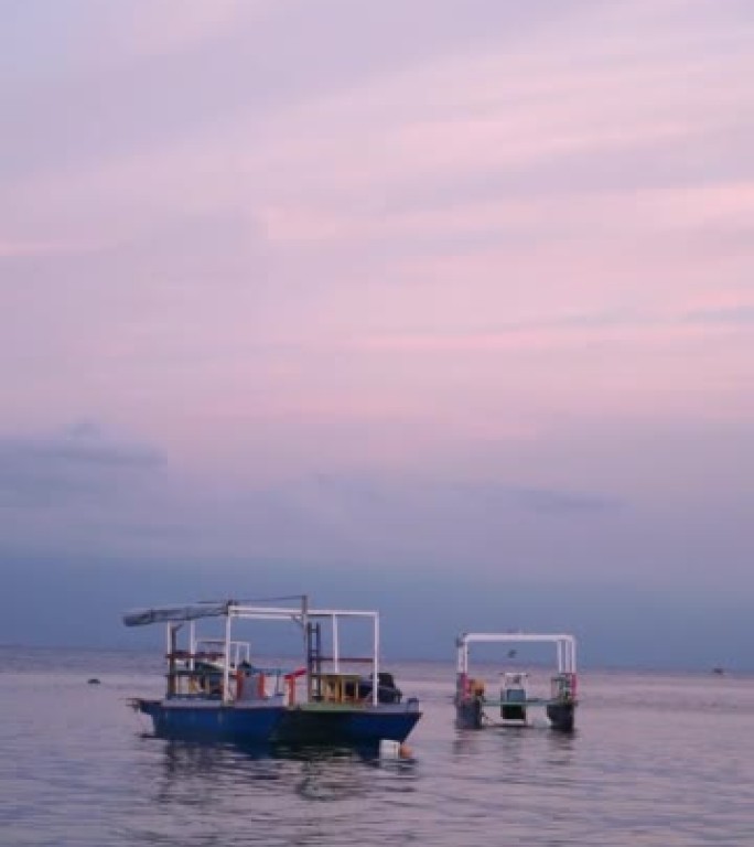 海上游船之旅。冒险旅行者的旅游船旅行。印度尼西亚中苏拉威西岛东加拉丹绒卡朗海滩的旅游船。