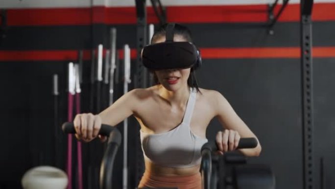 戴着VR耳机和骑自行车的亚洲女性