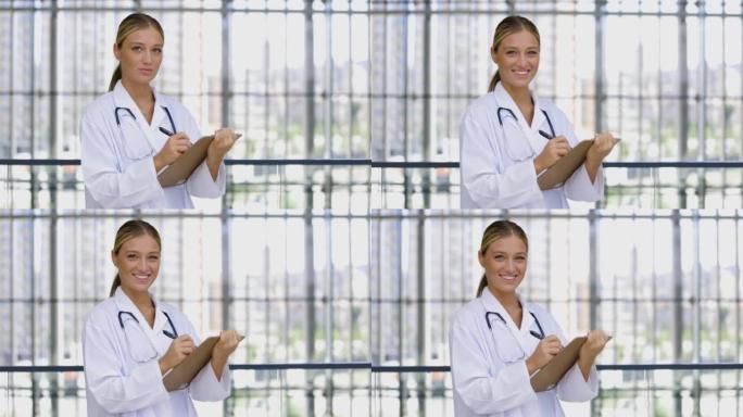 一位拿着剪贴板的护士带着灿烂的笑容看着相机。
