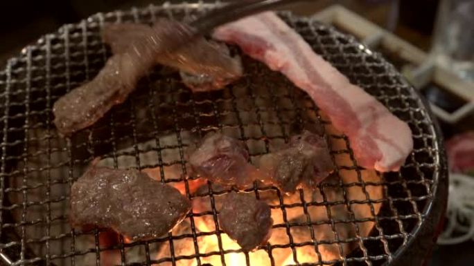 烧烤牛肉和猪肉日本烤肉木炭风格豪华聚会餐