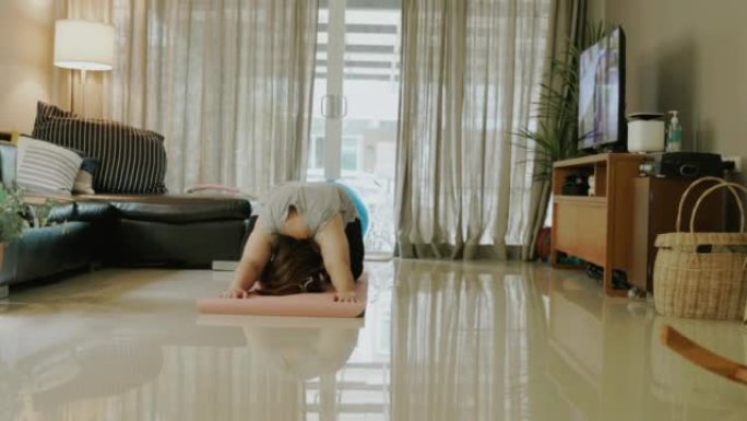 在家做瑜伽时平衡呼气和吸气。