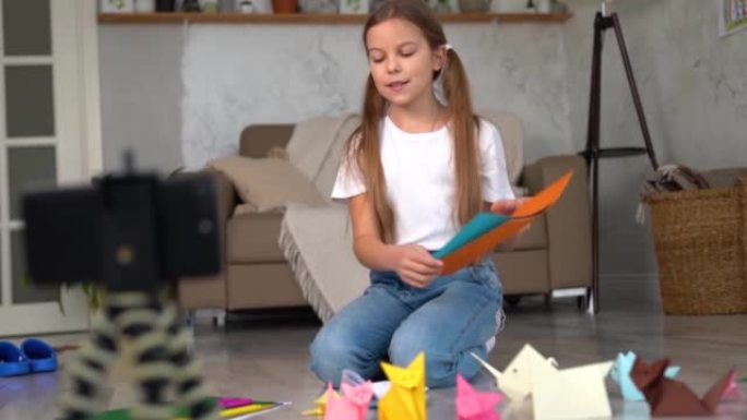 女孩在线拍摄vlog视频教程折纸课