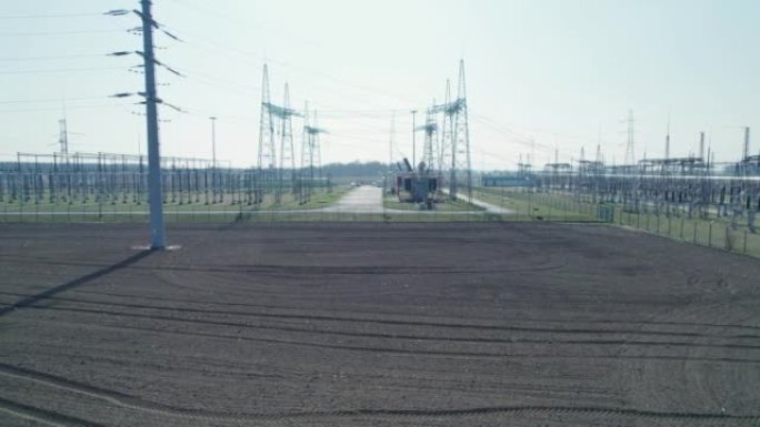 变电站，国家能源安全。由铁丝网包围并由工业摄像机监控的电站。