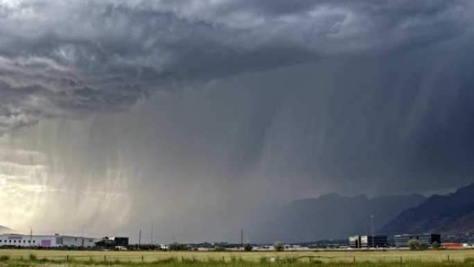 夏季季风中穿过犹他州山谷的暴雨中闪电