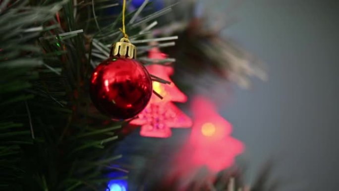 圣诞树上的圣诞红球装饰与美丽的灯光庆祝