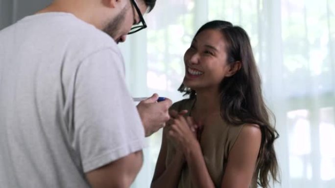 快乐的亚洲夫妇正在看怀孕测试。快乐的夫妇在家里发现怀孕测试的结果。幸福家庭理念。