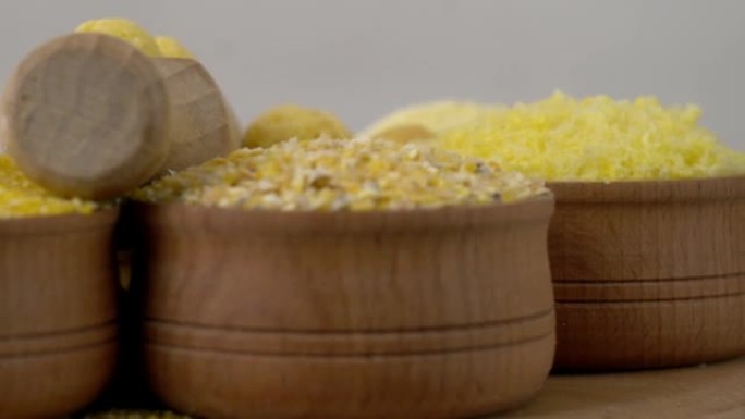 玉米产品。木碗中玉米制成的天然食物。谷类、面粉、谷类