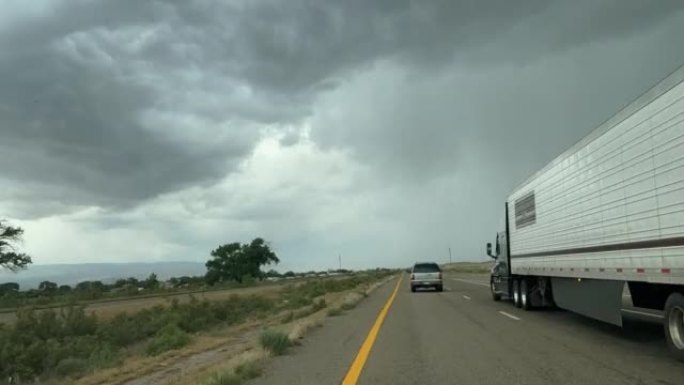 延时冰雹风暴多雨多雨的70号州际公路在美国西部旅行春末POV从移动汽车高速公路基础设施视频系列