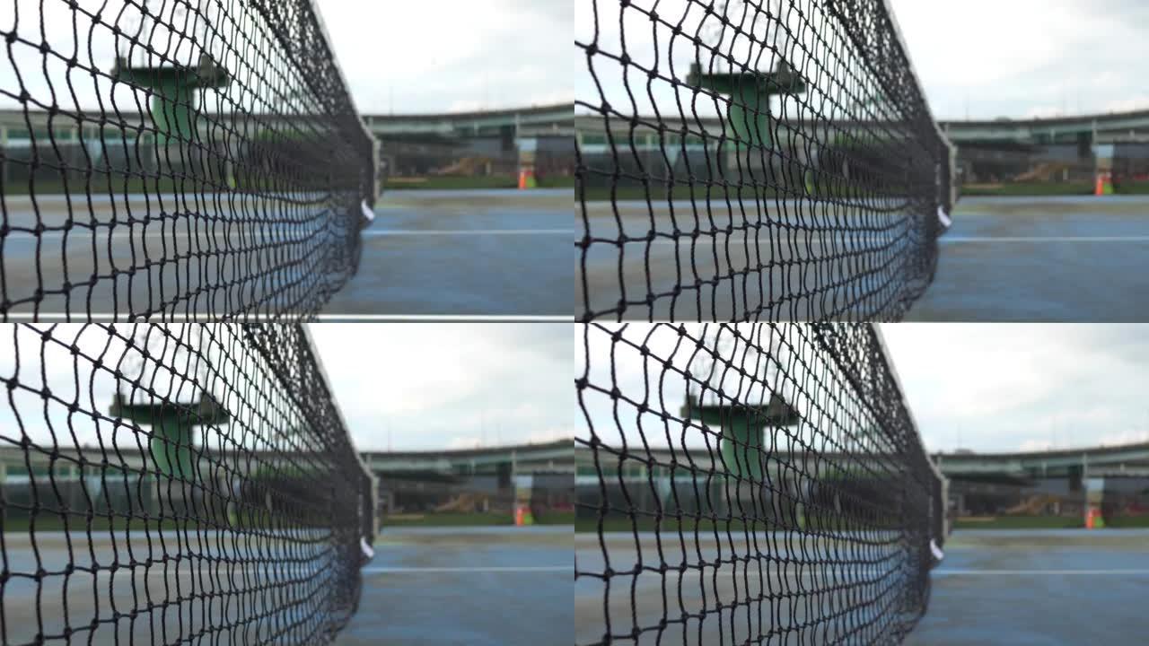 室外的旧网球场。主题在左边。