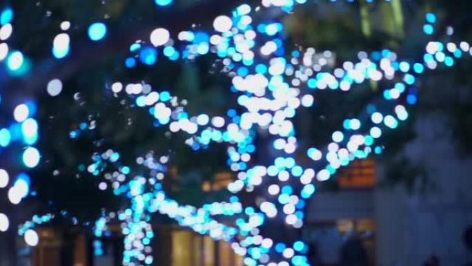 六本木日本东京地区蓝色神奇圣诞照明灯模糊拍摄人们行走冬天