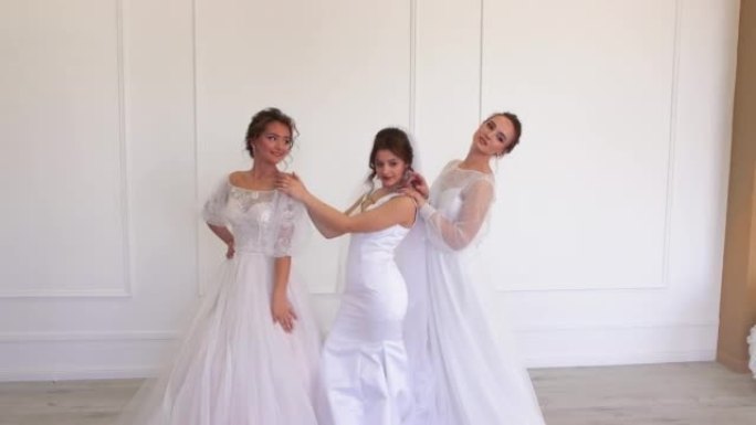 三个穿着婚纱的漂亮女孩摆出了风骚。