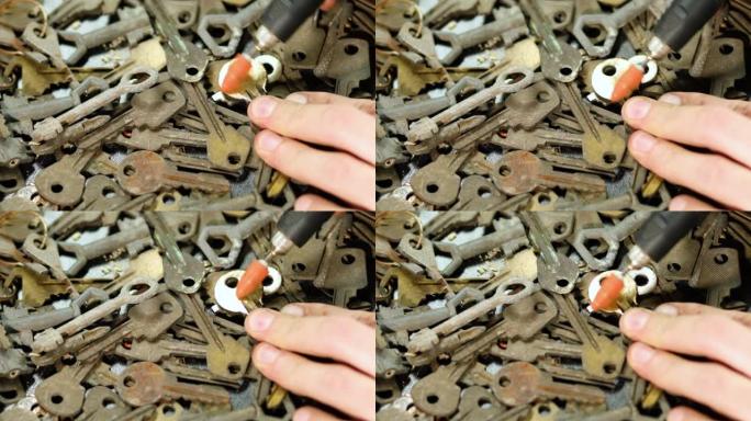 车间锁匠制造新钥匙，使用研磨雕刻机