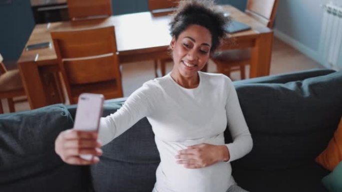 帅气的孕妇在手机上自拍照片