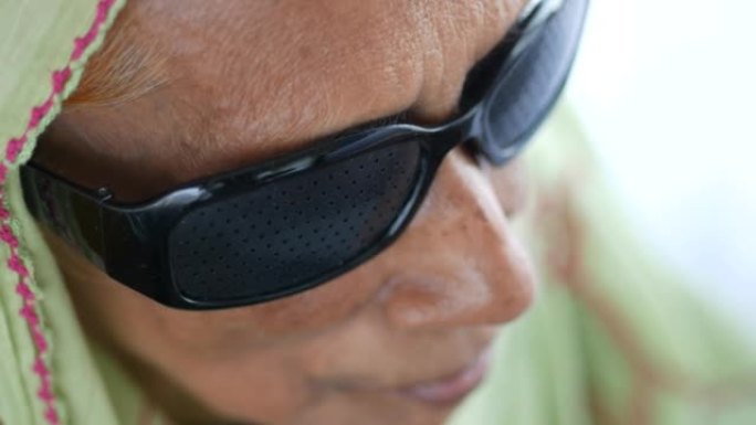 面部带孔的穿孔眼镜，用于训练视力