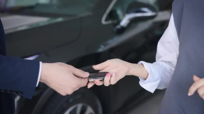 一位面目全非的经理与客户握手，并交出车钥匙。交易进行了，买卖双方都满意。
