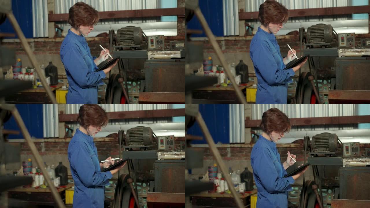 智能工厂女工在夜班期间使用平板电脑写下工厂机器的功能、规格和质量。专业技术人员正在检查机器的操作并将