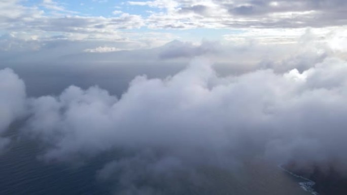 从戈梅拉岛穿过加那利火山岛特内里费岛和泰德火山的云层的令人难以置信的景色