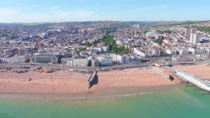 英国布赖顿: 夏天在海滨度假胜地鸟瞰英格兰城市、宽阔的海滩和大西洋的蓝色海水，阳光明媚的日子，湛蓝的