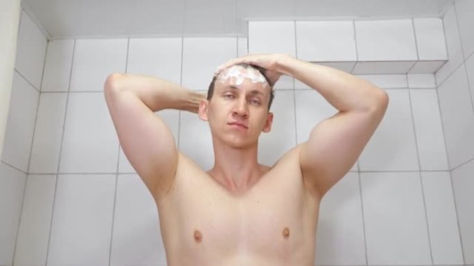 裸露躯干的男人在浴室用洗发水洗头