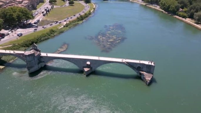 在法国罗纳河上的阿维尼翁桥上空飞行
