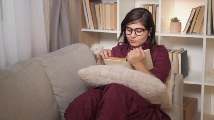 家庭阅读休闲书籍享受女人沙发