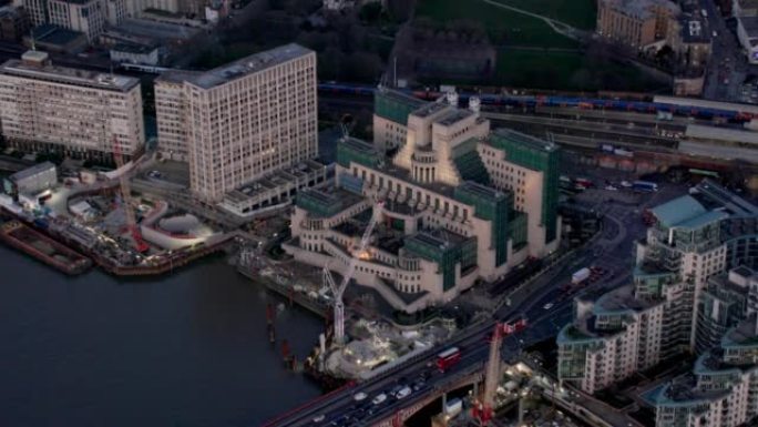 鸟瞰图军情六处大楼，沃克斯豪尔桥和泰晤士河，伦敦，英国。4 k