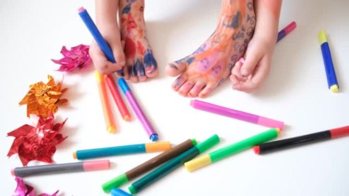 有趣可爱的赤脚。儿童绘画着色脚