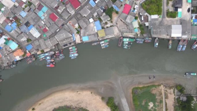 从上方看沿海岸线的河口和渔夫村，鸟瞰图