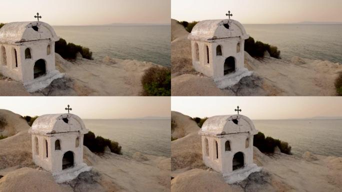 海边岩石海滩上的小教堂