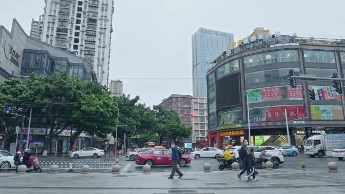 4K延时拍摄，春雨中广州中山路的行人。