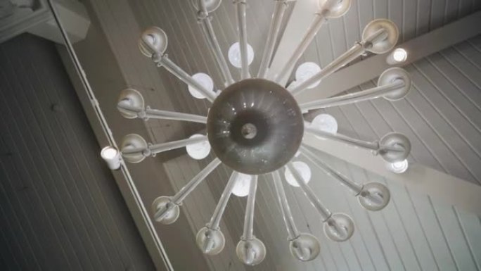 摄像机旋转拍摄房间天花板上悬挂的大吊灯。