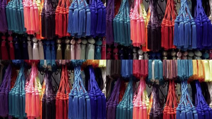 摩洛哥马拉喀什麦地那露天市场的一家商店里五颜六色的传统窗帘流苏。